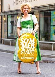  Sommer in der Stadt - Kunst - Mode - Handwerk. FISCHER DIRNDL bringt am 06.07.2022 Künstler, Handwerker und Designer im HOFSPIELHAUS zusammen 